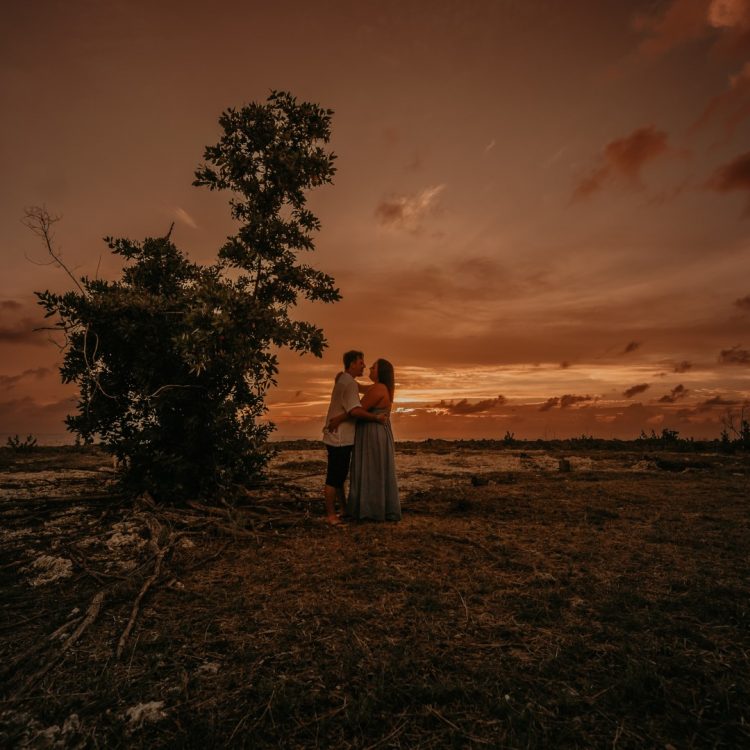 pareja en el prado en san andres